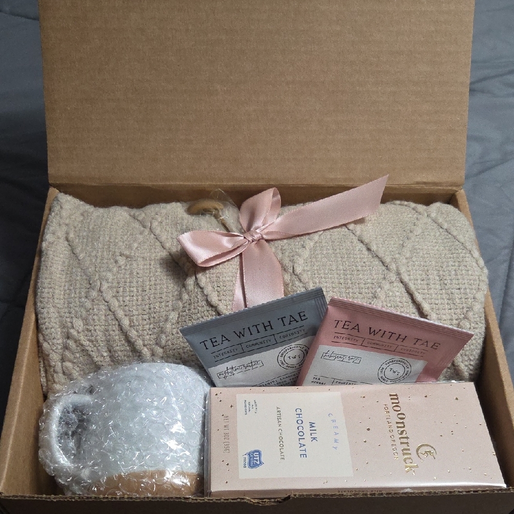 Brand New! Boxed Gift Set - Cream and Pink
